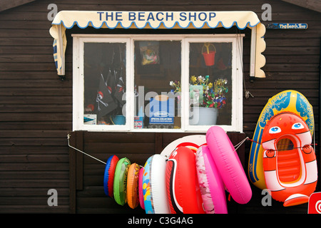 Die Beach-Shop, Anzeigen von aufblasbaren Ringen Whitbys Strand in der Nähe von Whitby, North Yorkshire, England, UK Stockfoto