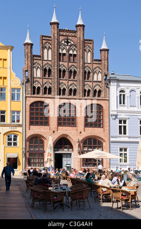Wulflam House, Alter Markt mit Café, Stralsund, Mecklenburg Vorpommern, Deutschland Stockfoto