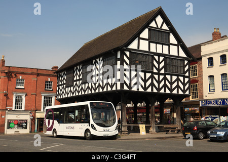 A Nr. 675 Bus steht in Ledbury Market House, ein 17. Jahrhundert ausgehend von Ledbury High Street, Herefordshire, England, UK Stockfoto