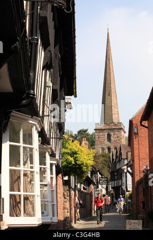 Kirche-Lane-Ledbury mit Menschen, die zu Fuß in Richtung der Kamera, Herefordshire, England, UK Stockfoto