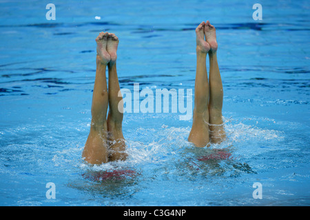 Konkurrenten im Duett synchronisiert Schwimmen bei den Olympischen Sommerspielen 2008, Peking, China. Stockfoto
