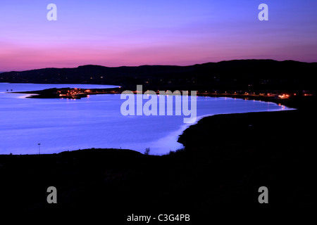 Sonnenuntergang über Aultbea und Loch Ewe. Entnommen aus der Sicht entlang der A832, Wester Ross, Schottland Stockfoto