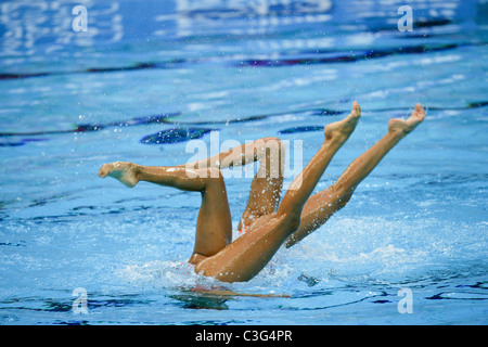 Konkurrenten im Duett synchronisiert Schwimmen bei den Olympischen Sommerspielen 2008, Peking, China. Stockfoto