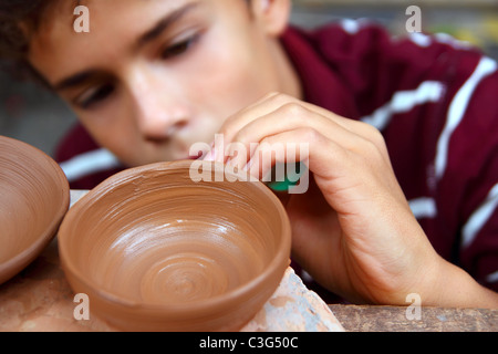 junge Teen Töpfer Lehm Schüssel arbeiten in Keramik Werkstatt traditionelle Künste Stockfoto