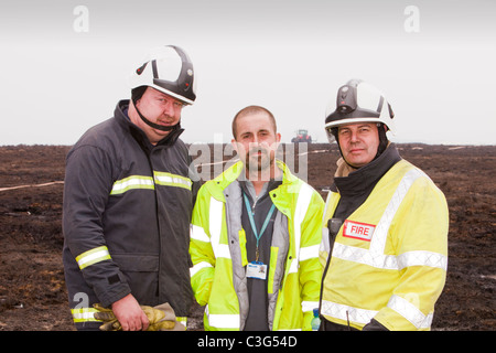 Feuerwehrleute, die Bewältigung einer Moor Feuer über Halifax nach der wärmsten und trockensten April aktenkundig, UK Stockfoto