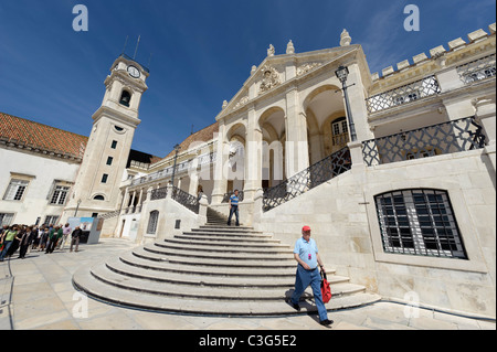 Touristen besuchen die Universität Coimbra Pateo Das Escolas mit dem Glockenturm und die Via Latina, Portugal Stockfoto