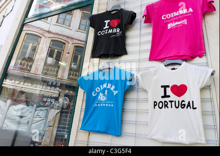 Souvenir T-shirts zum Verkauf in einem Souvenirladen in Coimbra, Portugal Stockfoto