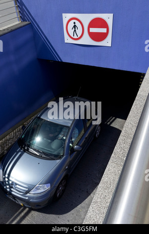 Auto aus der Tiefgarage Stockfoto