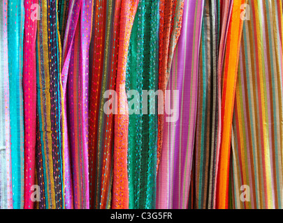 Indische bunte Schal in einer Zeile Schals lebendige Farben Streifen Stockfoto