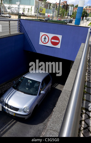 Auto aus der Tiefgarage Stockfoto