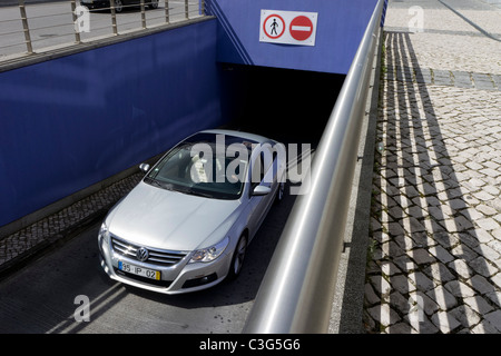 Auto aus der Tiefgarage Stockfoto