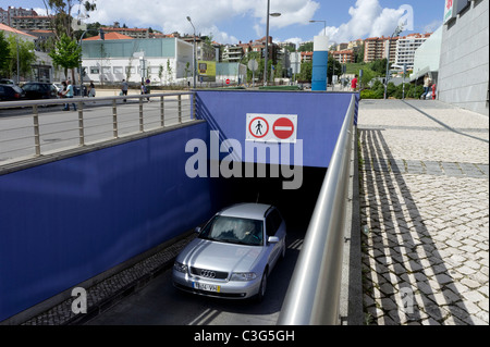 Auto aus der Tiefgarage Stockfoto