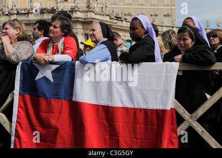 Gruppe von Nonnen und Flagge von Chile im Vatikan Feier der Seligsprechung von Papst John Paul II Rom Stockfoto