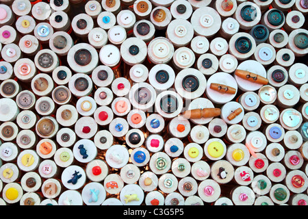 Knöpfe Kurzwaren Ladengeschäft bunte Muster Hintergrund Stockfoto