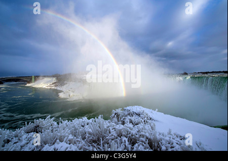 Winter-Regenbogen über Niagara Falls Stockfoto