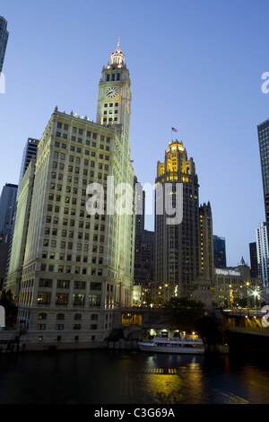 Blick auf das Wrigley Building und andere Wolkenkratzer auf dem Chicago River in Chicago, Illinois. Stockfoto