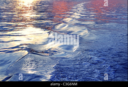 blaues Meer Wasser Wellen Sonnenuntergang vom Boot Heck Schiff Kielwasser Stockfoto