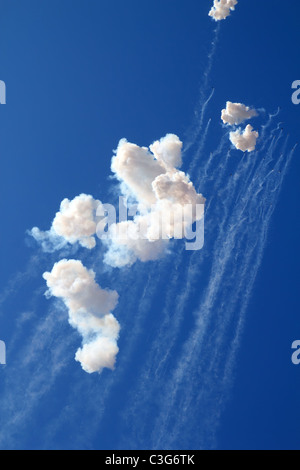 blauer Himmel mit Feuerwerk Feuerwerkskörper weiße Wolken tagsüber Stockfoto