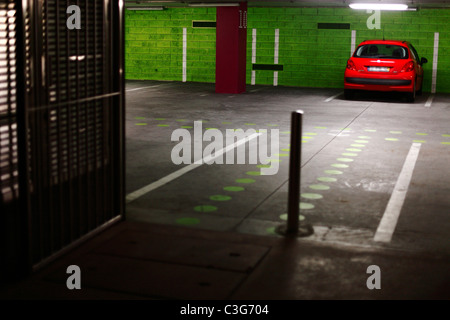 Rotes Auto in der Tiefgarage. Stockfoto