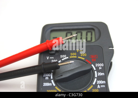 Objekt auf schwarz - elektrische Messung - Digital-Multimeter Stockfoto