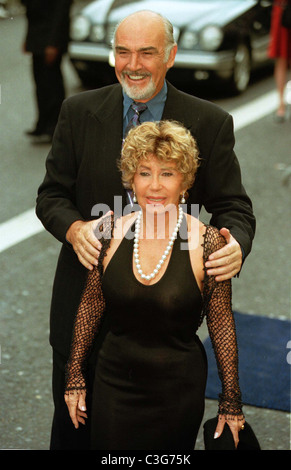 PREMIERE von "ENTRAPMENT", ODEON Kino, EDINBURGH, Schottland, 30.6.99. SEAN CONNERY UND FRAU MICHELINE. Stockfoto