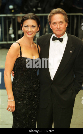 PREMIERE von "ENTRAPMENT", ODEON Kino, EDINBURGH, Schottland, 30.6.99. CATHERINE ZETA-JONES UND MICHAEL DOUGLAS Stockfoto