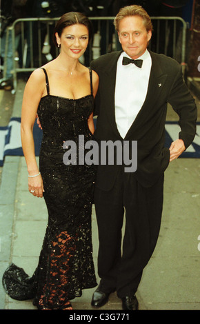 PREMIERE von "ENTRAPMENT", ODEON Kino, EDINBURGH, Schottland, 30.6.99. CATHERINE ZETA-JONES UND MICHAEL DOUGLAS Stockfoto