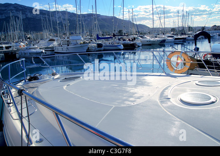 Blaue Mittelmeer Bootshafen in Denia-Alicante-Spanien Stockfoto