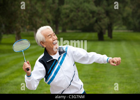 Senior Woman spielen Badminton in einem Park Stockfoto