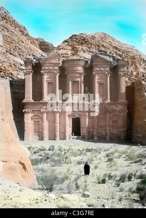 Hand getönt Vintage Foto der Tempel von Ed-Deir aus dem Westen - Petra in Transjordanien. um 1910 Stockfoto