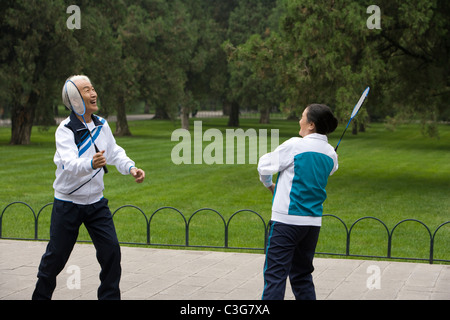 Älteres Paar spielen Badminton in einem Park Stockfoto