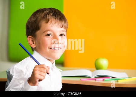 Porträt der schönen Schüler halten Bleistift in der hand und Blick in die Kamera Stockfoto