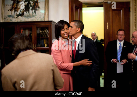 US-Präsident Barack Obama küsst First Lady Michelle Obama nach anlässlich einer gemeinsamen Sitzung des Kongresses über Health care Stockfoto