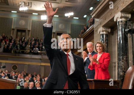US-Präsident Barack Obama Wellen, die First Lady und in der Galerie der Haus-Kammer auf dem US-Kapitol sitzenden Gäste Stockfoto