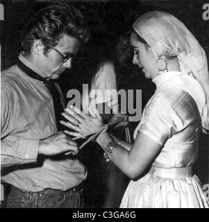 James Dean, Elizabeth Taylor, der auf den riesigen Jahr: 1956 USA Regie: George Stevens Stockfoto