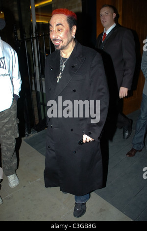 David Gest verlässt Hope Street Hotel sportliche leuchtend roten Haaren und einem Trenchcoat, dekoriert mit einem funkelnden Bild von Whitney Stockfoto