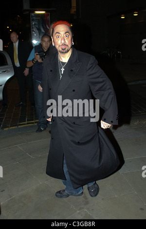 David Gest verlässt Hope Street Hotel sportliche leuchtend roten Haaren und einem Trenchcoat, dekoriert mit einem funkelnden Bild von Whitney Stockfoto