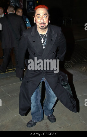 David Gest verlässt Hope Street Hotel sportliche leuchtend roten Haaren und einem Trenchcoat, dekoriert mit einem funkelnden Bild von Whitney Stockfoto