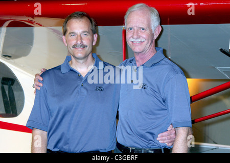 Erster Offizier Jeffrey Skiles und Kapitän Chesley Sully"" Sullenberger EAA jungen Adler-Pressekonferenz am Santa Monica Airport Stockfoto