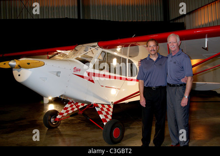 Erster Offizier Jeffrey Skiles und Kapitän Chesley Sully"" Sullenberger EAA jungen Adler-Pressekonferenz am Santa Monica Airport Stockfoto