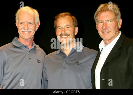 Kapitän Chesley "Sully" Sullenberger, erster Offizier Jeffrey Skiles und Harrison Ford EAA jungen Adler Pressekonferenz in Santa Stockfoto