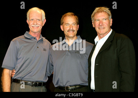 Kapitän Chesley "Sully" Sullenberger, erster Offizier Jeffrey Skiles und Harrison Ford EAA jungen Adler Pressekonferenz in Santa Stockfoto