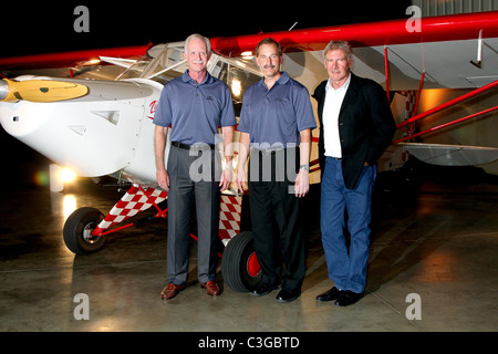 Kapitän Chesley "Sully" Sullenberger, erster Offizier Jeffrey Skiles und Harrison Ford EAA jungen Adler Pressekonferenz in Santa Stockfoto