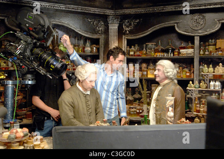 Tom Tykwer Tom Tykwer Regie: Tom Tykwer avec Dustin Hoffman und Alan Rickman, sur le tournage/am Set de-Le Parfum: Histoire d'un meurtrier - Parfüm: Die Geschichte eines Mörders Jahr: 2006 - Frankreich/Spanien/Deutschland Stockfoto