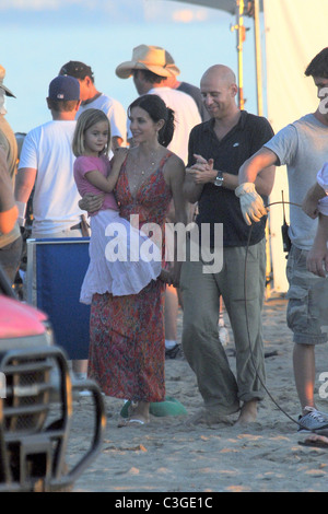 Courteney Cox mit ihrer Tochter Coco Riley Arquette, am Set Ihres neuen show "Cougar Town". Malibu, Kalifornien - 16.10.09 Stockfoto