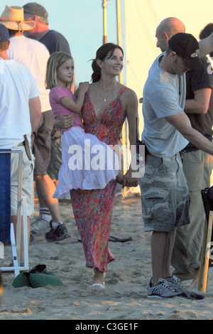 Courteney Cox mit ihrer Tochter Coco Riley Arquette, am Set Ihres neuen show "Cougar Town". Malibu, Kalifornien - 16.10.09 Stockfoto