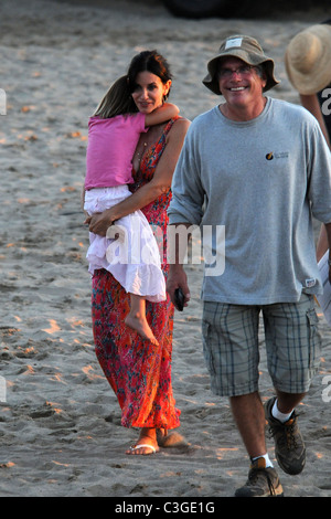 Courteney Cox mit ihrer Tochter Coco Riley Arquette, am Set Ihres neuen show "Cougar Town". Malibu, Kalifornien - 16.10.09 Stockfoto