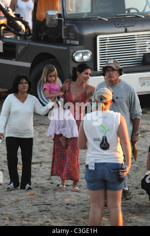 Courteney Cox mit ihrer Tochter Coco Riley Arquette, am Set Ihres neuen show "Cougar Town". Malibu, Kalifornien - 16.10.09 Stockfoto