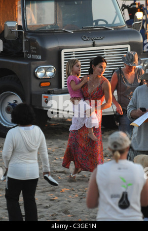 Courteney Cox mit ihrer Tochter Coco Riley Arquette, am Set Ihres neuen show "Cougar Town". Malibu, Kalifornien - 16.10.09 Stockfoto