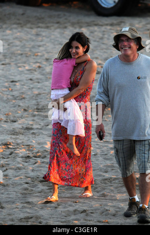 Courteney Cox mit ihrer Tochter Coco Riley Arquette, am Set Ihres neuen show "Cougar Town". Malibu, Kalifornien - 16.10.09 Stockfoto